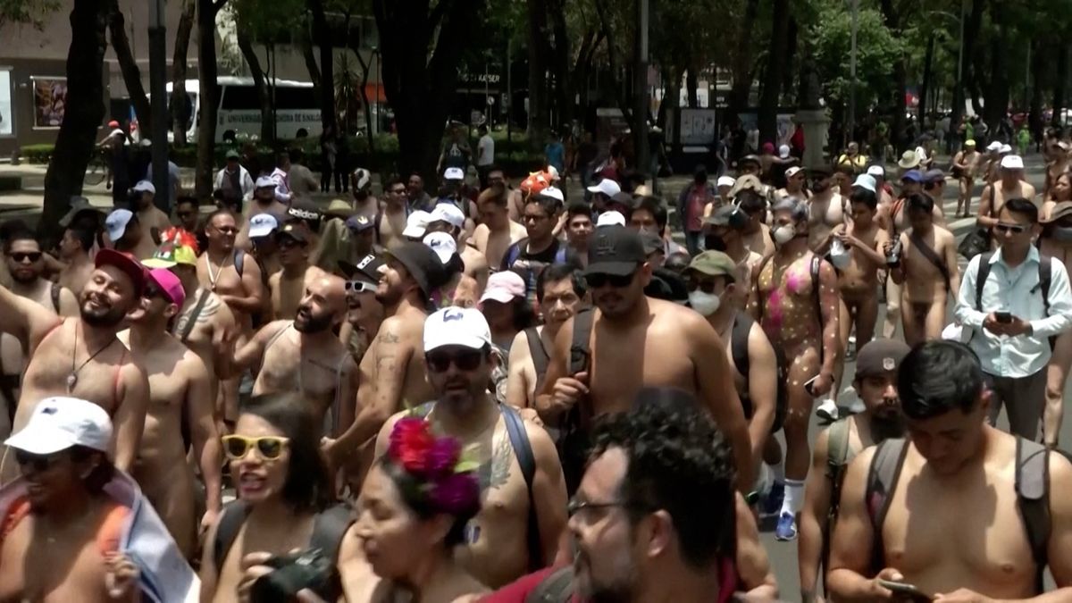 Desítky zcela nahých lidí prošly centrem Mexika